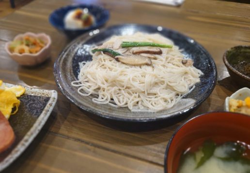 奄美大島料理かめ一番人気の油そーめんのランチは玉子おにぎりスパム付