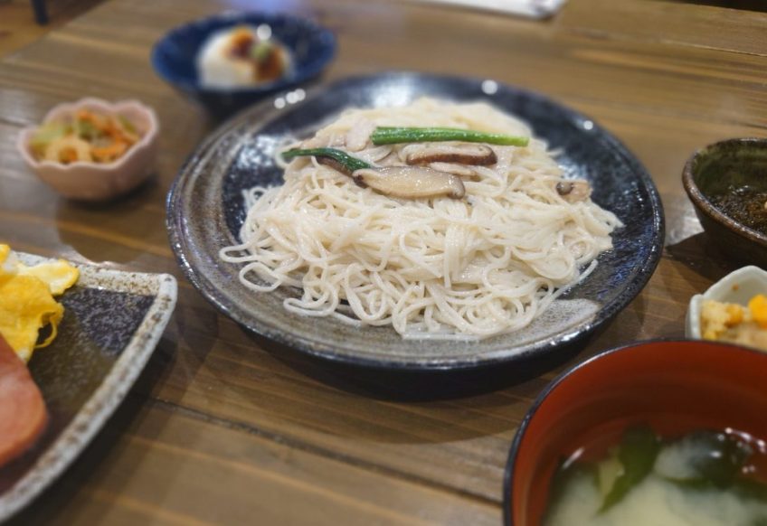奄美大島料理かめ一番人気の油そーめんのランチは玉子おにぎりスパム付