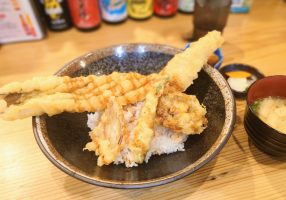 がっつりはみ出しあなご丼：奄美屋仁川奄美大島料理かめの〆メニュー